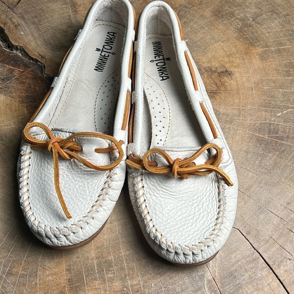 Minnetonka Shoes - MINNETONKA WOMEN’S 611S LEATHERMOCCASIN LOAFER BOAT MOC OFF WHITE SIZE 6.5. A184